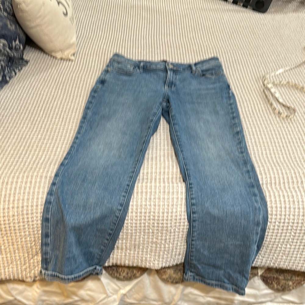 Vera Wang  capri size 6 EUC Classic Blue Denim Jeans